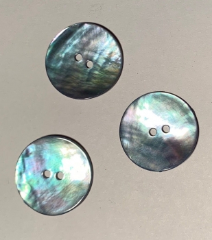 Perlmuttknopf hellblau